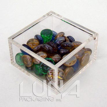 scatola in plexiglass contenente perle 9x9 h5 cm